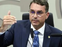 senador Flávio Bolsonaro (PL) falando e gesticulando