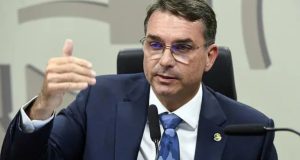 senador Flávio Bolsonaro (PL) falando e gesticulando