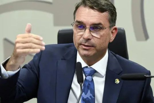senador Flávio Bolsonaro (PL) falando e gesticulando