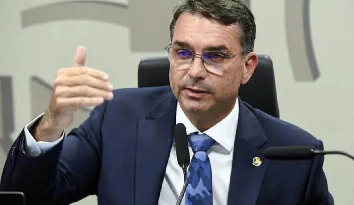 senador Flávio Bolsonaro (PL) falando e gesticulando