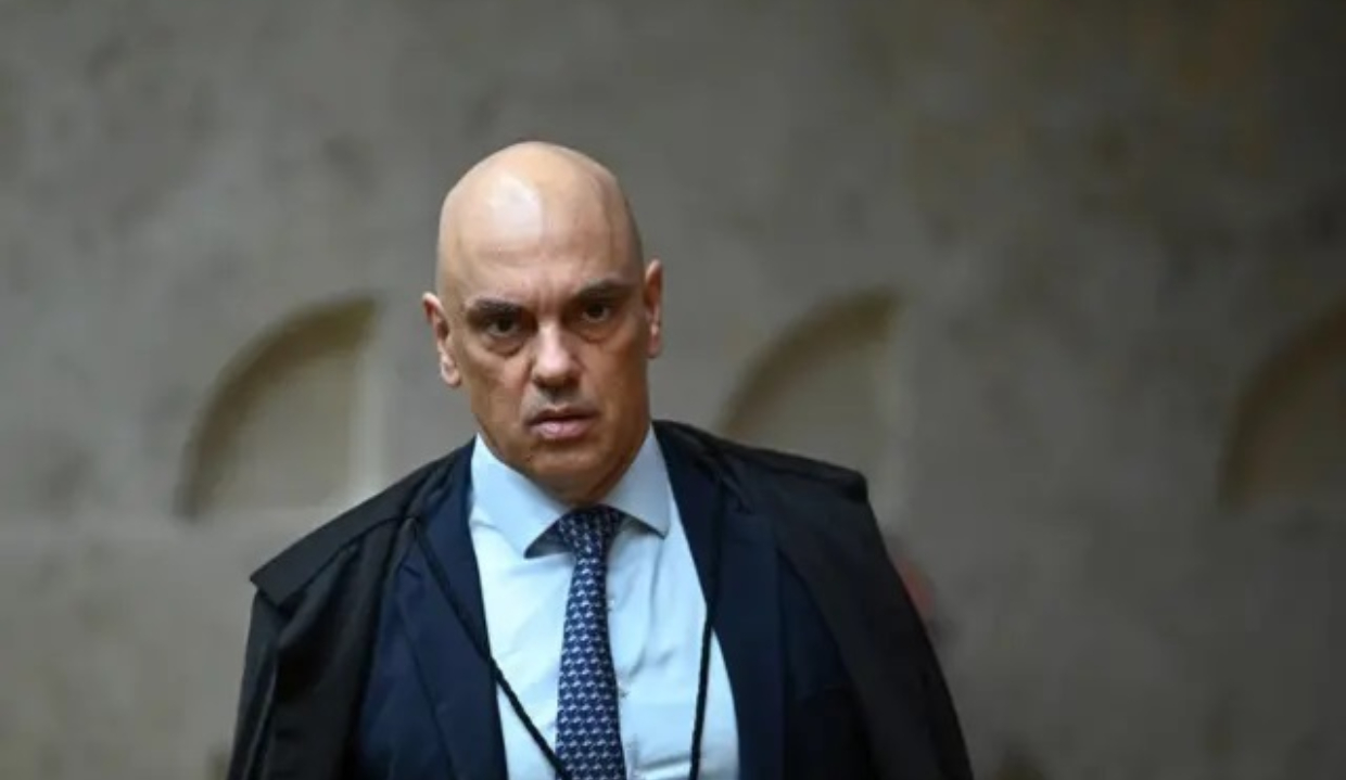 O ministro do STF Alexandre de Moraes sério, caminhando