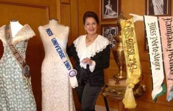 Ieda Maria Vargas posando sorridente com faixas