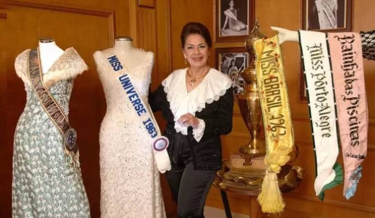 Ieda Maria Vargas posando sorridente com faixas