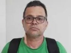 ex-diretor-geral da PRF (Polícia Rodoviária Federal) Silvinei Vasques de camiseta verde, óculos e mochila preta nas costas, olhando para a câmera, sério
