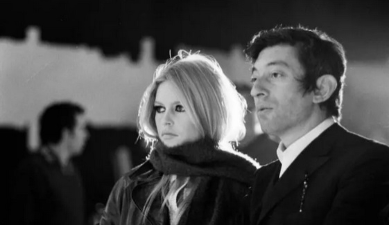  Brigitte Bardot e Serge Gainsbourg, com quem teve um breve relacionamento, em foto em preto e branco