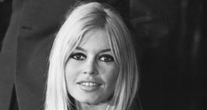 A atriz francesa Brigitte Bardot se tornou um dos simbolo sexual mundial desde a década de 1950, em foto em preto e branco