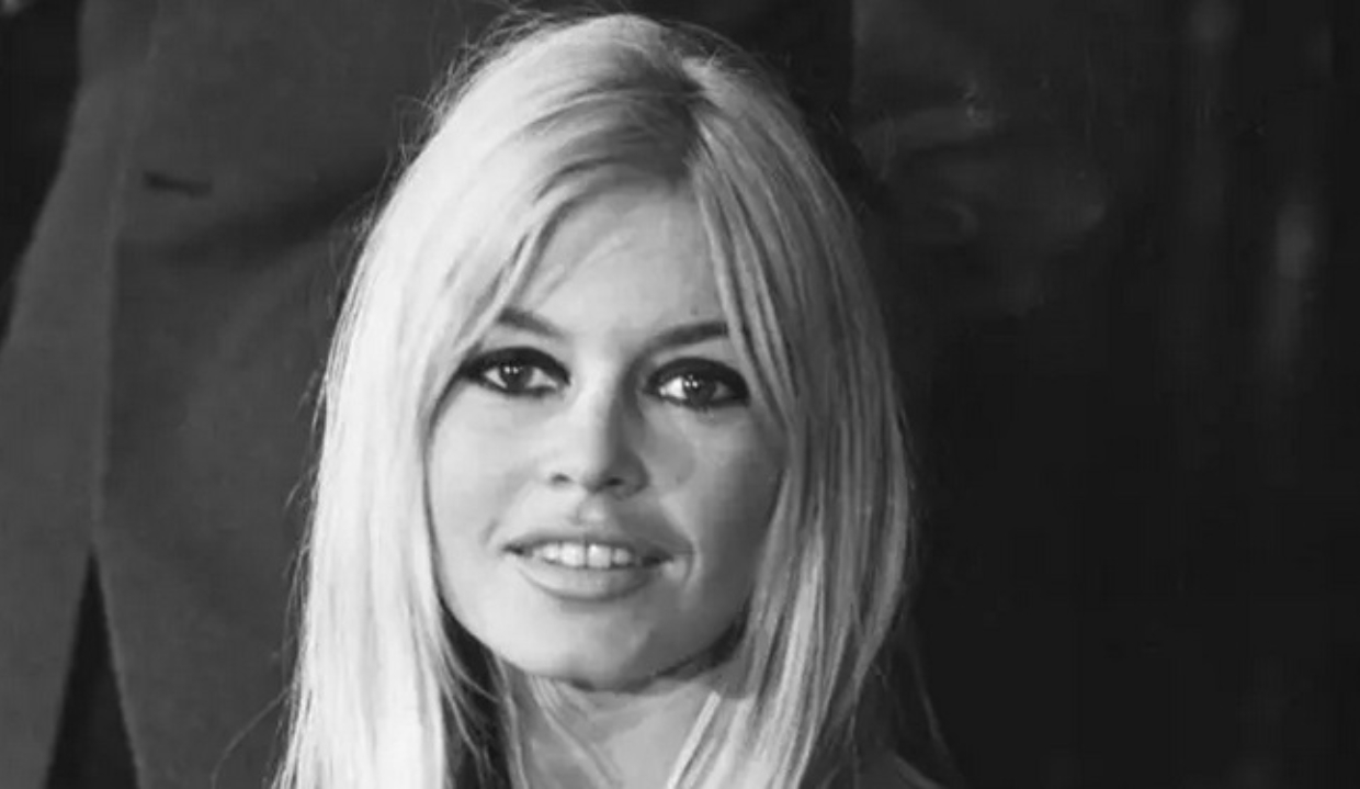 A atriz francesa Brigitte Bardot se tornou um dos simbolo sexual mundial desde a década de 1950, em foto em preto e branco