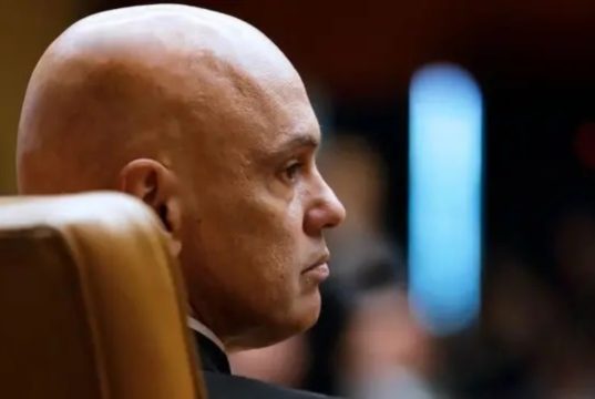 O ministro Alexandre de Moraes em close, de perfil, do lado esquerdo, sério