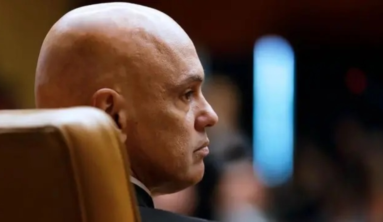 O ministro Alexandre de Moraes em close, de perfil, do lado esquerdo, sério