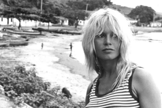 Brigitte Bardot em Búzios, em foto em preto e branco