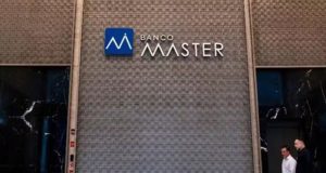 Prédio do Banco Master com dois homens no canto direito de foto