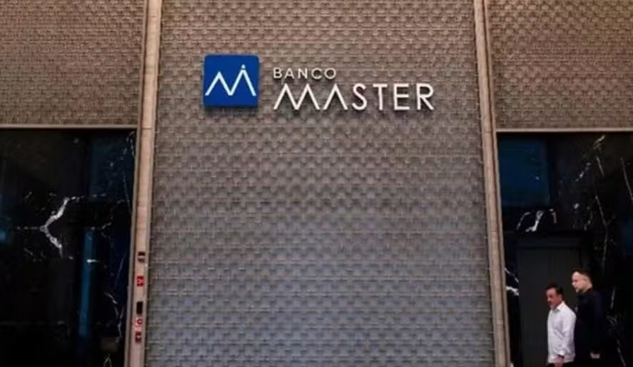 Prédio do Banco Master com dois homens no canto direito de foto