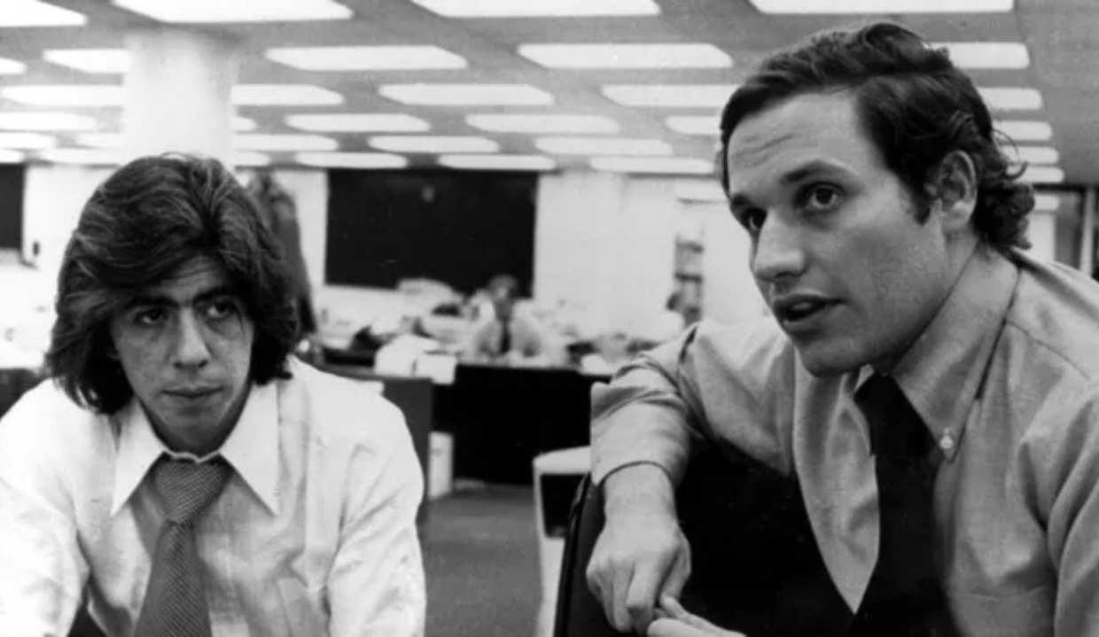Carl Bernstein e Bob Woodward em foto em preto e branco, foto antiga, ambos sentados lado a lado