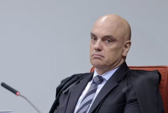 ministro Alexandre de Moraes, do Supremo Tribunal Federal, sério, sentado