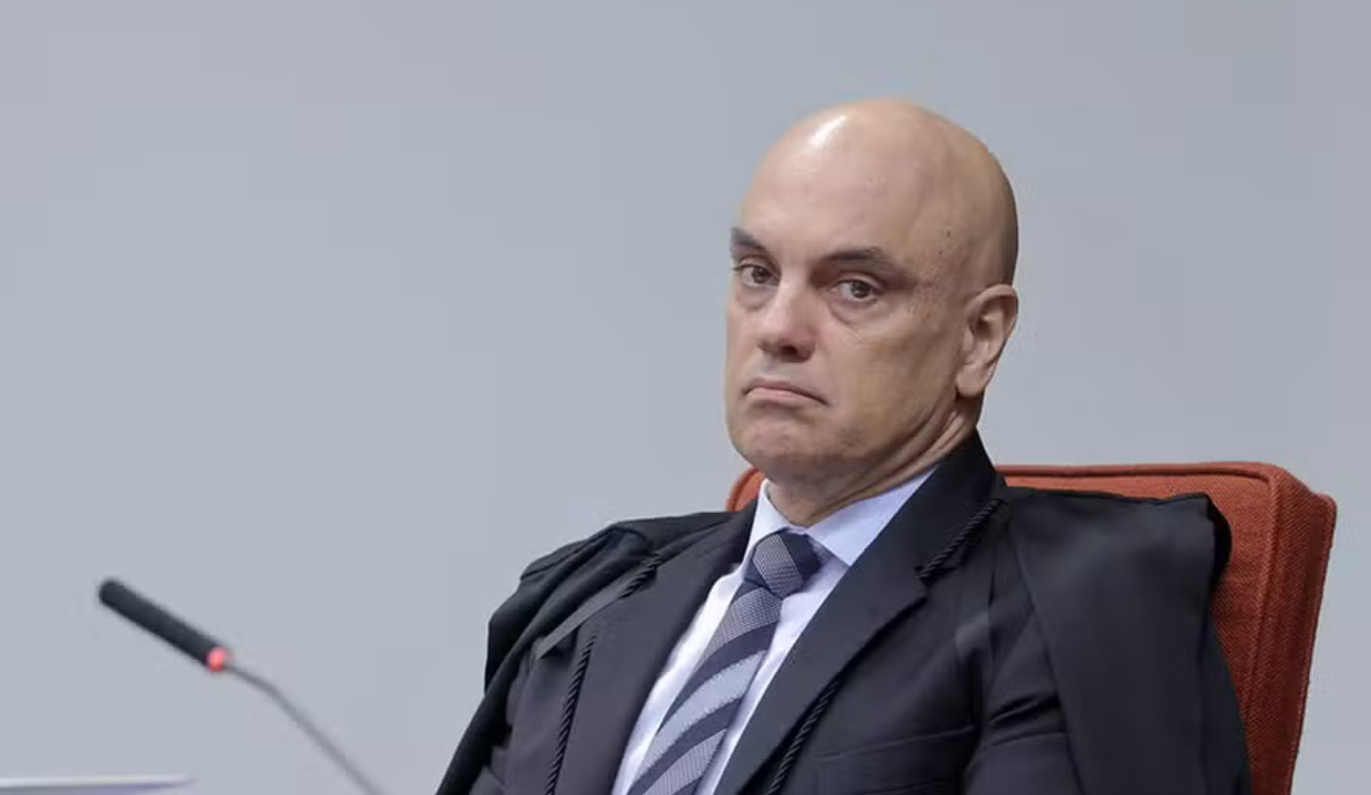 ministro Alexandre de Moraes, do Supremo Tribunal Federal, sério, sentado