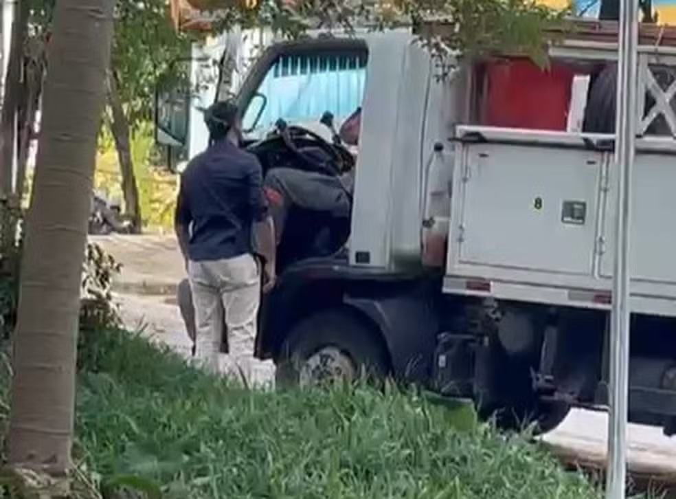 Subprefeito Rafael Minatogawa conversando com funcionário da Enel