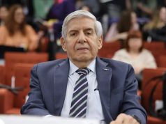 general Augusto Heleno sentado, olhando pra frente, sério