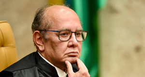ministro Gilmar Mendes sério com expressão pensativa e mão no queixo
