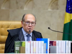 Gilmar Mendes sentado, sério