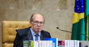 Gilmar Mendes sentado, sério