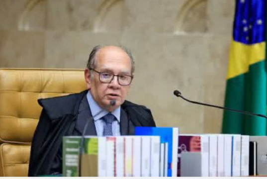 Gilmar Mendes sentado, sério