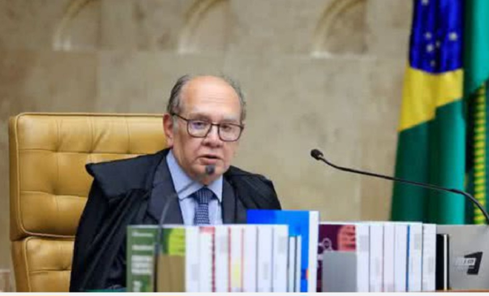 Gilmar Mendes sentado, sério