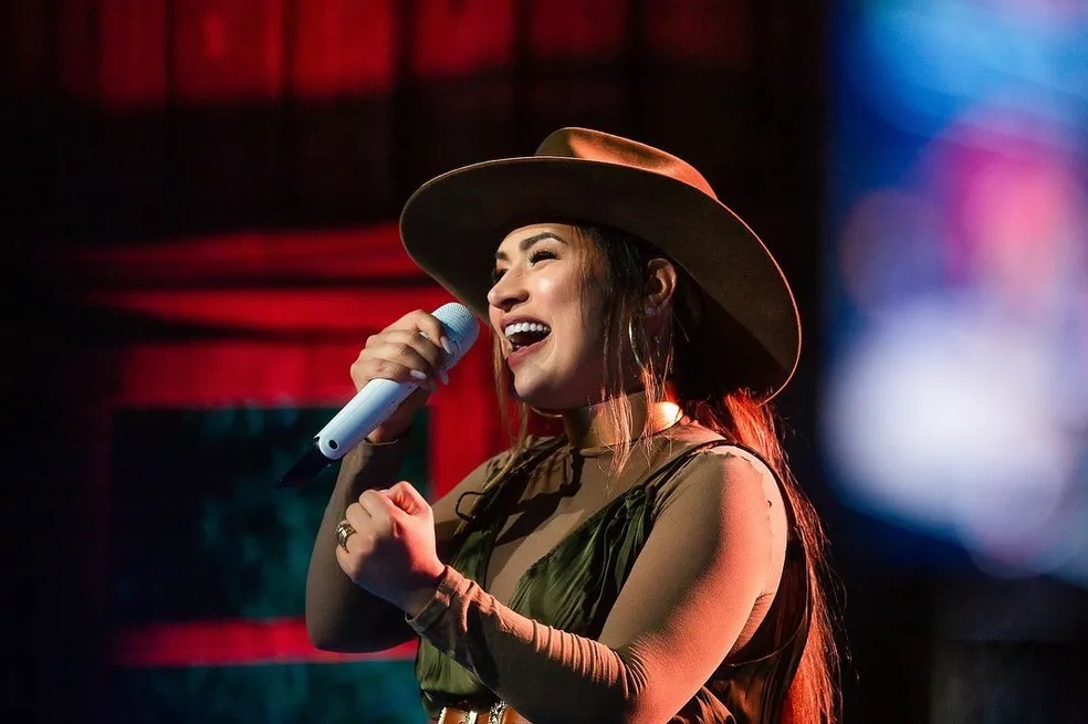 Simone Mendes durante apresentação