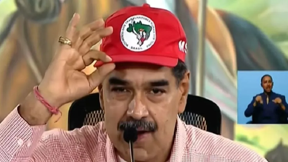 Nicolás Maduro com boné do MST