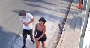 Douglas Alves da Silva e Tainara Souza Santos caminhando na rua antes de atropelamento