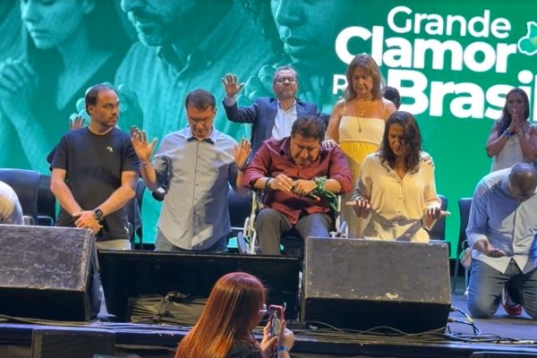 VÍDEO: Flávio faz discurso melancólico a evangélicos e fala em “guerra espiritual” em 2026