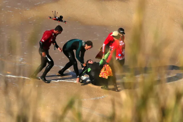 VÍDEO: Surfista brasileiro cai em onda gigante e precisa de resgate arriscado