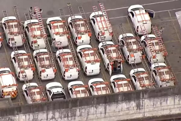 VÍDEO: Carros da Enel são flagrados parados em pátio enquanto SP tem 1,5 milhão sem luz