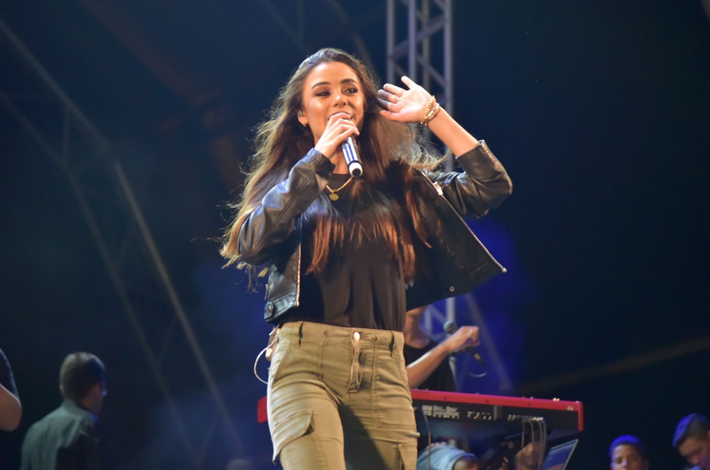 cantora gospel Isadora Pompeo de roupa de frio, cantando