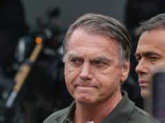ex-presidente Jair Bolsonaro (PL) de camisa polo verde, fazendo careta, sem olhar para a câmera