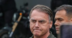 ex-presidente Jair Bolsonaro (PL) de camisa polo verde, fazendo careta, sem olhar para a câmera