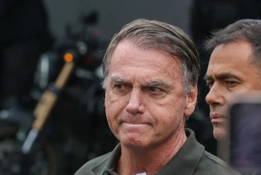 ex-presidente Jair Bolsonaro (PL) de camisa polo verde, fazendo careta, sem olhar para a câmera