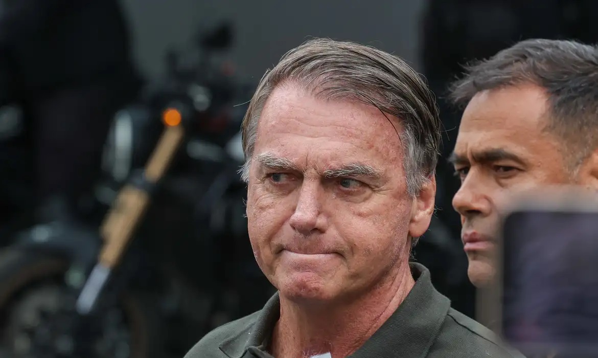 ex-presidente Jair Bolsonaro (PL) de camisa polo verde, fazendo careta, sem olhar para a câmera