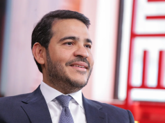 Jorge Messias falando, sem olhar para a câmera