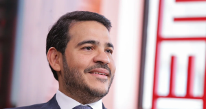 Jorge Messias falando, sem olhar para a câmera