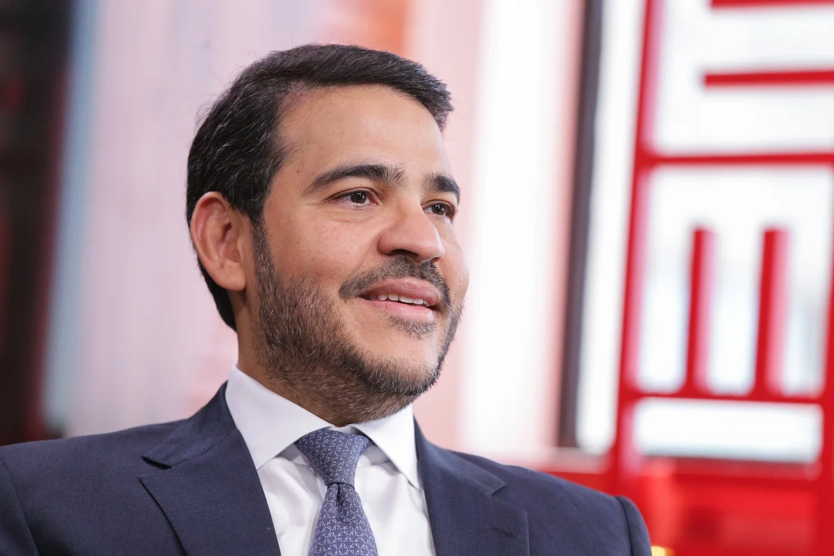 Jorge Messias falando, sem olhar para a câmera