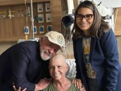 Roseana Sarney entre Luiz Inácio Lula da Silva e Janja no hospital, os três sorrindo e posando para foto
