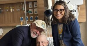 Roseana Sarney entre Luiz Inácio Lula da Silva e Janja no hospital, os três sorrindo e posando para foto