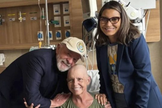 Roseana Sarney entre Luiz Inácio Lula da Silva e Janja no hospital, os três sorrindo e posando para foto