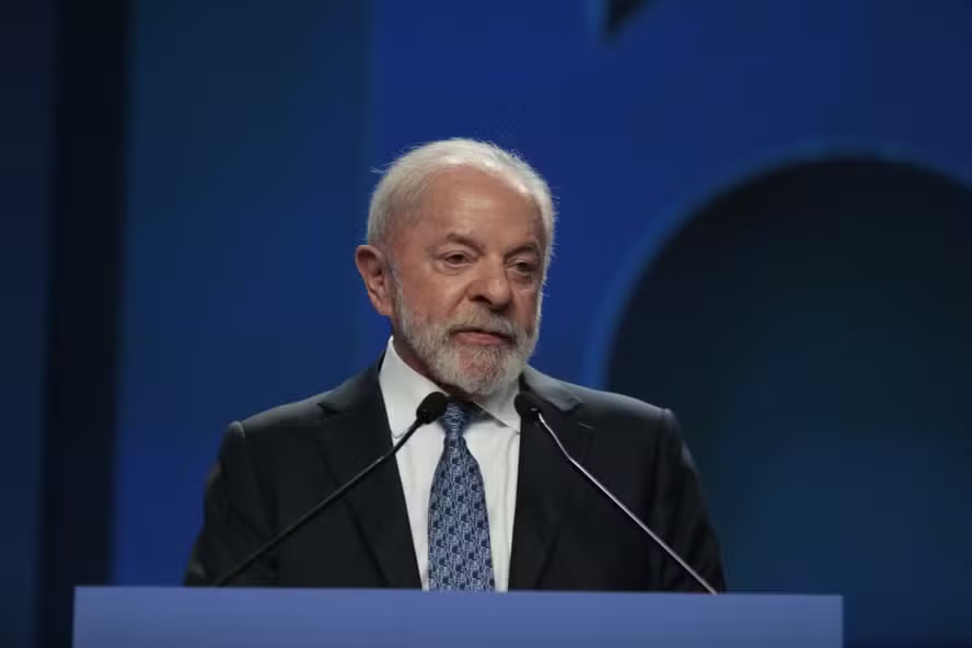 O presidente Luiz Inácio Lula da Silva (PT) falando em microfone, sério