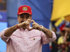 O presidente da Venezuela, Nicolás Maduro, fazendo coração com as mãos