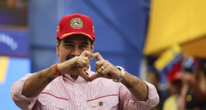 O presidente da Venezuela, Nicolás Maduro, fazendo coração com as mãos