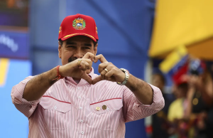 O presidente da Venezuela, Nicolás Maduro, fazendo coração com as mãos
