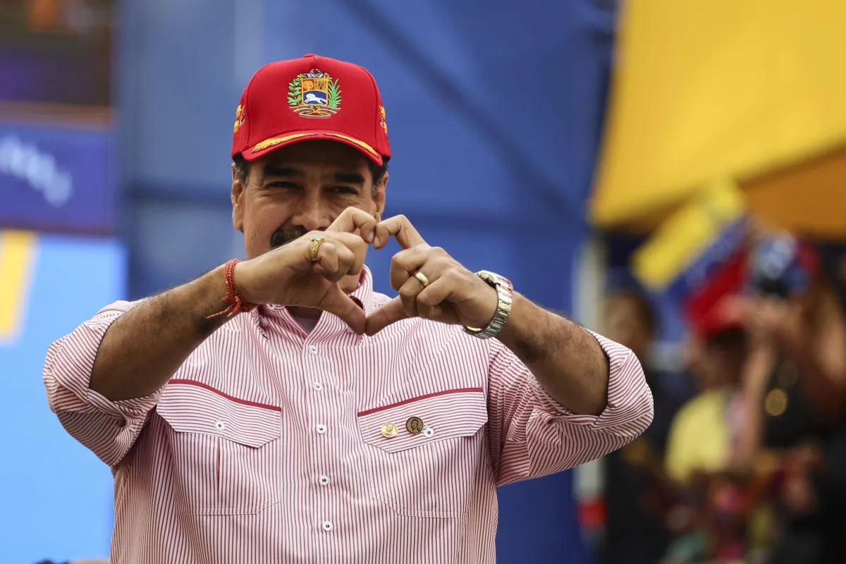 O presidente da Venezuela, Nicolás Maduro, fazendo coração com as mãos