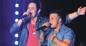 A dupla sertaneja Matheus & Kauan cantando