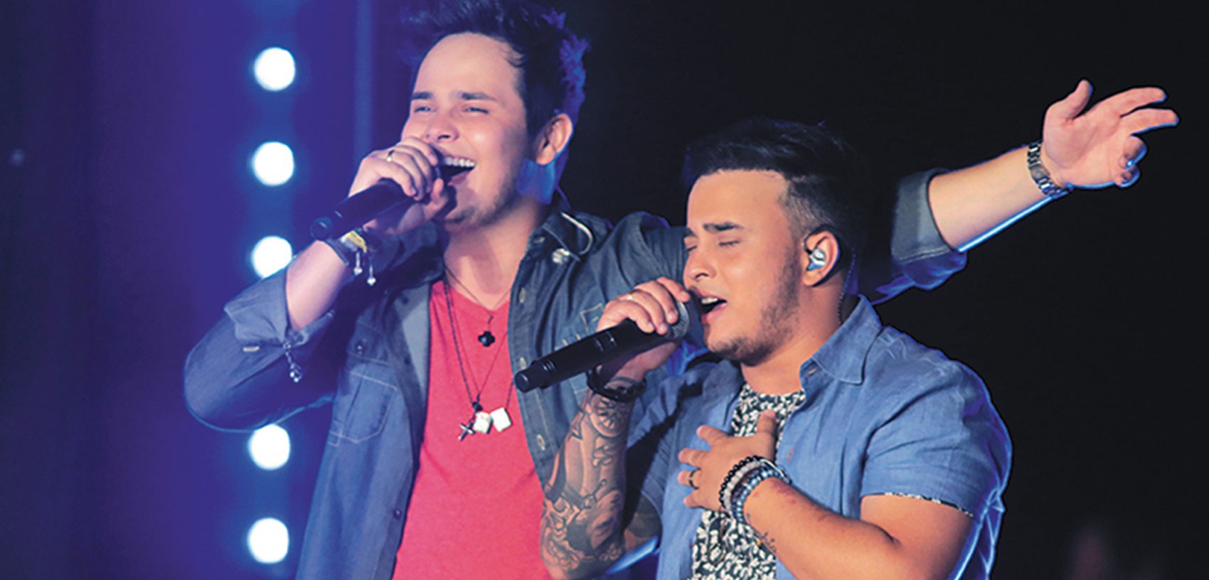 A dupla sertaneja Matheus & Kauan cantando